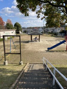 大きな広場とたくさんの遊具が魅力的！【ひかりが丘ふれあい公園】